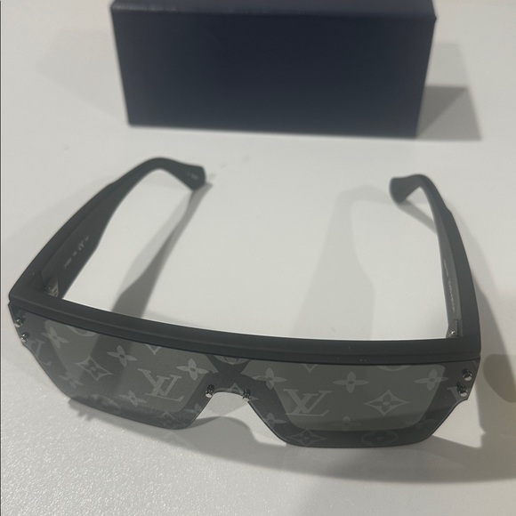 Louis Vuitton Black Monogram LV Reflective Sunglasses mens NEW - Picture 5 of 5